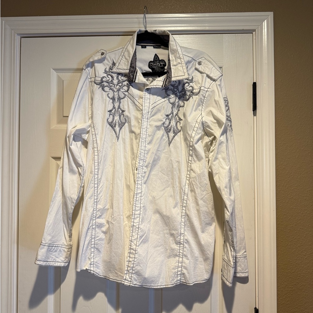 Men’s Roar brand button up shirt.